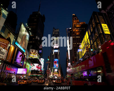 Bâtiments dans une ville au crépuscule, Times Square, Manhattan, New York City, New York State, USA Banque D'Images