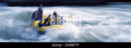 Les touristes dans la rivière rafting, Snake River, Wyoming, USA Banque D'Images