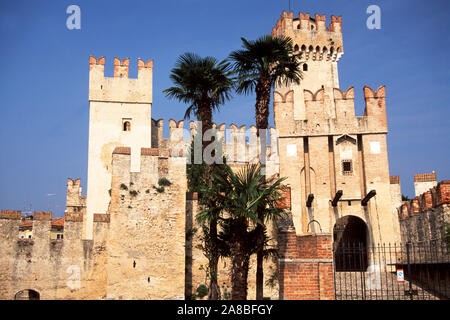 Château Scaliger, Sirmione, Province de Brescia, Lombardie, Italie Banque D'Images