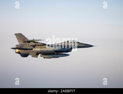 La Royal Norwegian Air Force F-16 Fighting Falcon fighter jet vole aux côtés de l'US Air Force un B-52H Stratofortress bombardier stratégique au cours de la formation conjointe avec l'Armée de l'air norvégienne 6 novembre 2019 sur la Norvège. Banque D'Images