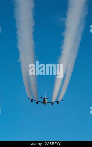 L'US Air Force UN B-52H Stratofortress bombardier stratégique s'élance à travers le Norwegian Sky pendant la formation avec le Norwegian Air Force le 6 novembre 2019 sur la mer de Barents, Norvège. Banque D'Images