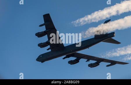 L'US Air Force UN B-52H Stratofortress bombardier stratégique s'élance à travers le Norwegian Sky pendant la formation avec le Norwegian Air Force le 6 novembre 2019 sur la mer de Barents, Norvège. Banque D'Images