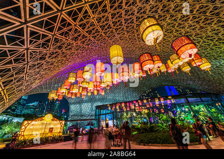 Mid-Autumn Festival de lanternes chinoises au jardin par La Baie, Singapour. Les touristes appréciant et visites. Banque D'Images