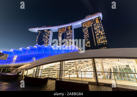 L'Asie du Sud Est, Singapour, paysage urbain monument la nuit vue d'exposition de Marina Bay Sands Casino Hotel building entourant en Banque D'Images