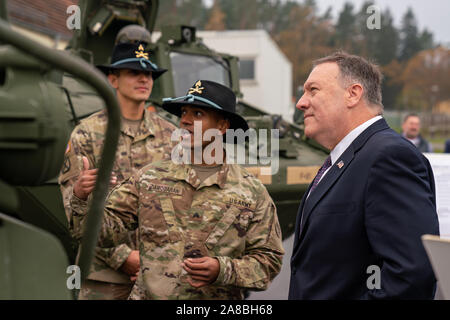 Grafenwoehr, Allemagne. 07 novembre, 2019. La secrétaire d'État des États-Unis, Mike Pompeo visites avec les soldats de l'armée américaine lors d'un exercice à l'OTAN le Live-Fire Grafenwoehr Centre de formation le 7 novembre 2019 à Grafenwoehr, Allemagne. Credit : Ron Przysucha Etat/Département/Alamy Live News Banque D'Images