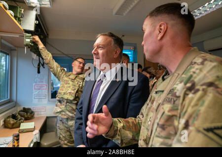 Grafenwoehr, Allemagne. 07 novembre, 2019. La secrétaire d'État des États-Unis, Mike Pompeo montres d'un exercice de tir réel au cours d'une visite avec des soldats de l'armée américaine de l'OTAN à Grafenwoehr Centre de formation le 7 novembre 2019 à Grafenwoehr, Allemagne. Pompeo a servi comme commandant du char dans l'Armée de 2e régiment de cavalerie en Allemagne en 1986. Credit : Ron Przysucha Etat/Département/Alamy Live News Banque D'Images