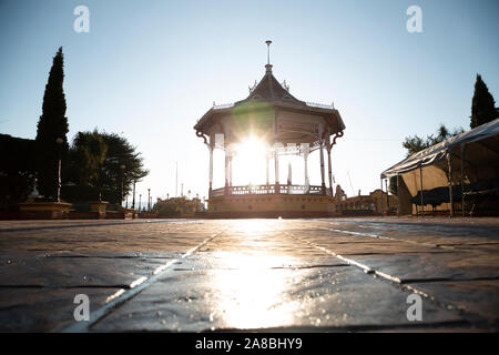 Village Park à l'aube avec le soleil derrière le kiosque au Guatemala Banque D'Images