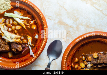 Pozole rouge, un ragoût traditionnel mexicain avec du porc et du maïs Hominy. Également connu sous le nom de posole. Banque D'Images