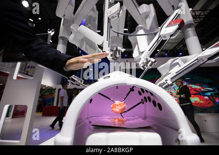 Shanghai. Nov 7, 2019. Photo prise le 7 novembre 2019 montre le système de chirurgie laparoscopique robotisée à l'équipement médical et de soins de zone d'exposition au cours de la deuxième internationale Chine Expo d'importation (CIEE) à Shanghai, à l'est de la Chine. Credit : Jin Liwang/Xinhua/Alamy Live News Banque D'Images