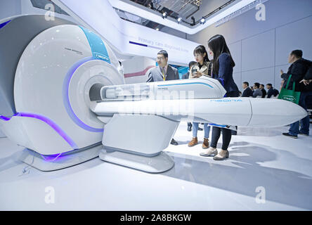 Shanghai, Chine. Nov 7, 2019. Les visiteurs apprennent un système IRM pédiatrique à l'équipement médical et de soins de zone d'exposition au cours de la deuxième internationale Chine Expo d'importation (CIEE) à Shanghai, la Chine orientale, le 7 novembre 2019. Credit : Wang Peng/Xinhua/Alamy Live News Banque D'Images
