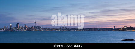 Vue panoramique du centre-ville d'Auckland, le port et l'Harbour Bridge vue du nord au crépuscule du soir, à l'échelle du port de Waitemata Banque D'Images