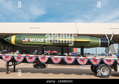 Une version de l'inerte GBU-43/B MOAB Massive Ordnance Air Blast bomb au Star Spangled Salute Air & Space Show à Tinker Air Force Base. Banque D'Images