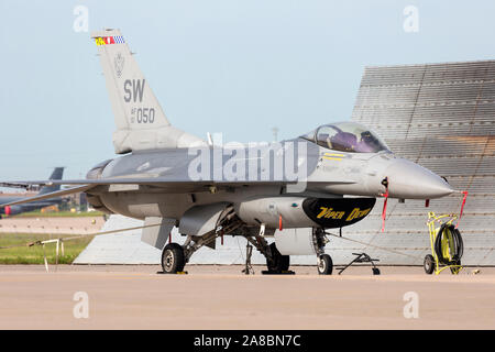 Un United States Air Force F-16 Fighting Falcon sur l'affichage à l'hymne national Salute Air & Space Show à Tinker Air Force Base. Banque D'Images