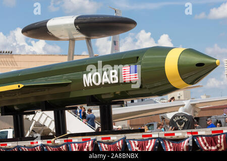 Une version de l'inerte GBU-43/B MOAB Massive Ordnance Air Blast bomb au Star Spangled Salute Air & Space Show à Tinker Air Force Base. Banque D'Images