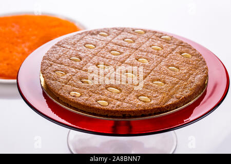 Gâteau de semoule oriental basbousa avec amandes Banque D'Images