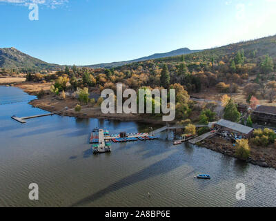 Vue aérienne du lac Cuyamaca, réservoir 110 acres et une zone de loisirs dans l'est de montagnes Cuyamaca, située dans l'est de San Diego County, Californie, USA Banque D'Images