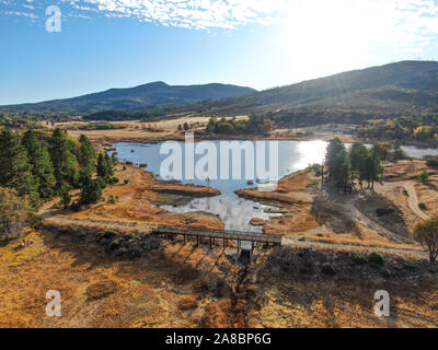 Vue aérienne du lac Cuyamaca, réservoir 110 acres et une zone de loisirs dans l'est de montagnes Cuyamaca, située dans l'est de San Diego County, Californie, USA Banque D'Images