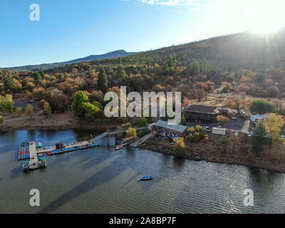 Vue aérienne du lac Cuyamaca, réservoir 110 acres et une zone de loisirs dans l'est de montagnes Cuyamaca, située dans l'est de San Diego County, Californie, USA Banque D'Images