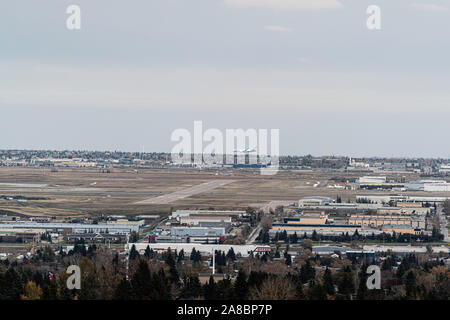 10 octobre 2019 - Calgary (Alberta) Canada - West Jet avion arrivant à l'Aéroport International de Calgary Banque D'Images