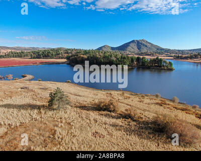 Vue aérienne du lac Cuyamaca, réservoir 110 acres et une zone de loisirs dans l'est de montagnes Cuyamaca, située dans l'est de San Diego County, Californie, USA Banque D'Images