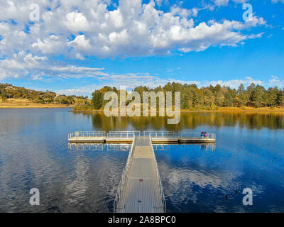 Vue aérienne de la jetée et du quai au lac Cuyamaca, réservoir 110 acres et une zone de loisirs dans l'est de montagnes Cuyamaca, située dans l'est de San Diego County, Californie, USA Banque D'Images