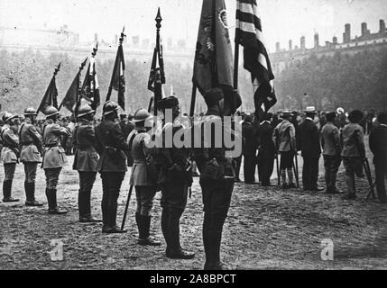 14/07/1918 - Cérémonies - Bastille Day 1918 - Célébration du 14 juillet. La photo montre les drapeaux français et américains, au cours de la décoration de certains héros. Lyon, France Banque D'Images