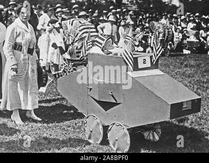Cérémonies - le Jour du drapeau, 1918 - Célébration du Jour du drapeau, qui a eu lieu à Central Park, NEW YORK) Cette photo montre un 'tank' landau à la célébration du Jour du drapeau, qui a eu lieu dans le Parc Central, N.Y Banque D'Images