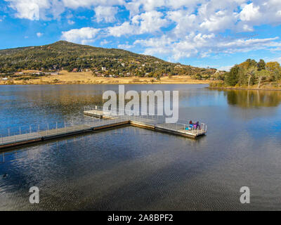 Vue aérienne de la jetée et du quai au lac Cuyamaca, réservoir 110 acres et une zone de loisirs dans l'est de montagnes Cuyamaca, située dans l'est de San Diego County, Californie, USA Banque D'Images