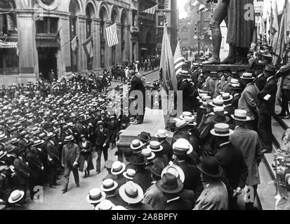 Cérémonies - le Jour du drapeau, 1918 - adresse du Jour du drapeau, N.Y. City. Le Dr Thomas Edward Green fournissant une adresse du Jour du drapeau en face de l'Édifice du Trésor sous de grandes foules Banque D'Images