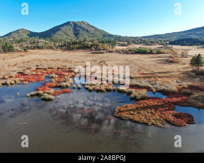 Vue aérienne du lac Cuyamaca, réservoir 110 acres et une zone de loisirs dans l'est de montagnes Cuyamaca, située dans l'est de San Diego County, Californie, USA Banque D'Images