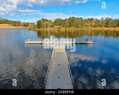 Vue aérienne de la jetée et du quai au lac Cuyamaca, réservoir 110 acres et une zone de loisirs dans l'est de montagnes Cuyamaca, située dans l'est de San Diego County, Californie, USA Banque D'Images