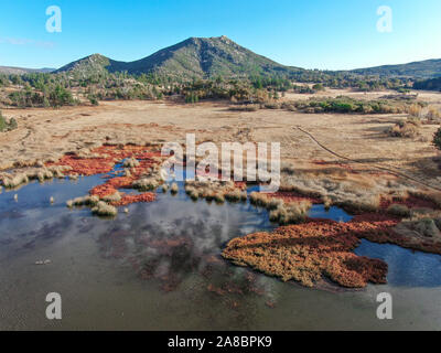 Vue aérienne du lac Cuyamaca, réservoir 110 acres et une zone de loisirs dans l'est de montagnes Cuyamaca, située dans l'est de San Diego County, Californie, USA Banque D'Images