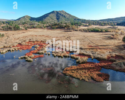 Vue aérienne du lac Cuyamaca, réservoir 110 acres et une zone de loisirs dans l'est de montagnes Cuyamaca, située dans l'est de San Diego County, Californie, USA Banque D'Images