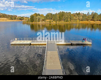 Vue aérienne de la jetée et du quai au lac Cuyamaca, réservoir 110 acres et une zone de loisirs dans l'est de montagnes Cuyamaca, située dans l'est de San Diego County, Californie, USA Banque D'Images