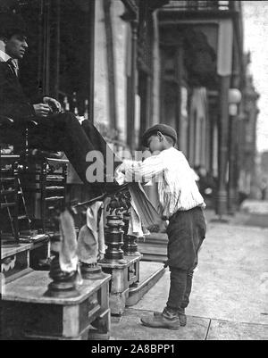 Michael Mero, Bootblack, 12 ans, un an de travail propre révolution. Ne fumez pas. Après 11 heures, le 21 mai. Œuvres habituellement 6 heures par jour, Mai 1910 Banque D'Images