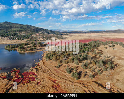 Vue aérienne du lac Cuyamaca, réservoir 110 acres et une zone de loisirs dans l'est de montagnes Cuyamaca, située dans l'est de San Diego County, Californie, USA Banque D'Images