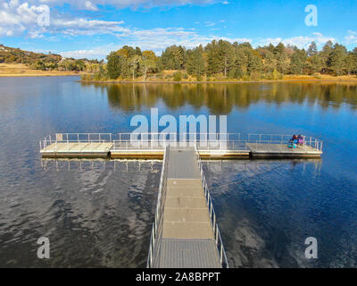 Vue aérienne de la jetée et du quai au lac Cuyamaca, réservoir 110 acres et une zone de loisirs dans l'est de montagnes Cuyamaca, située dans l'est de San Diego County, Californie, USA Banque D'Images