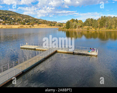 Vue aérienne de la jetée et du quai au lac Cuyamaca, réservoir 110 acres et une zone de loisirs dans l'est de montagnes Cuyamaca, située dans l'est de San Diego County, Californie, USA Banque D'Images