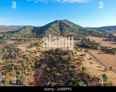 Vue aérienne du lac Cuyamaca, réservoir 110 acres et une zone de loisirs dans l'est de montagnes Cuyamaca, située dans l'est de San Diego County, Californie, USA Banque D'Images