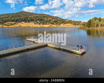 Vue aérienne de la jetée et du quai au lac Cuyamaca, réservoir 110 acres et une zone de loisirs dans l'est de montagnes Cuyamaca, située dans l'est de San Diego County, Californie, USA Banque D'Images