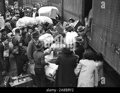 Los Angeles, Californie. Les sinistrés d'origine japonaise, l'embarquement pour Manzanar Californie, 250 milles plus loin, où ils sont maintenant logés dans un centre d'autorité Réinstallation Guerre Avril 1942 Banque D'Images