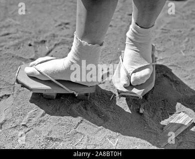 Manzanar Manzanar, Centre de réinstallation, en Californie. Close-up de geta,, des comme des sandales, qui sont particulièrement utiles dans la poussière 4/2/1942 Banque D'Images