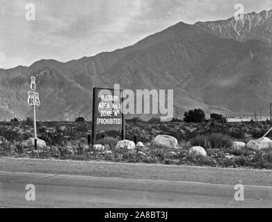 Poston, Arizona. L'autoroute menant à cette réinstallation de la guerre centre de compétence pour les sinistrés d'origine japonaise sur la Colorado River Indian Reservation 09/04/1942 Banque D'Images