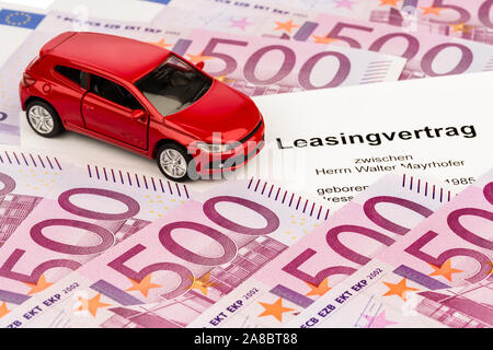 Leasingvertrag fuer ein neues Auto, Modellauto, Symbolfoto Banque D'Images