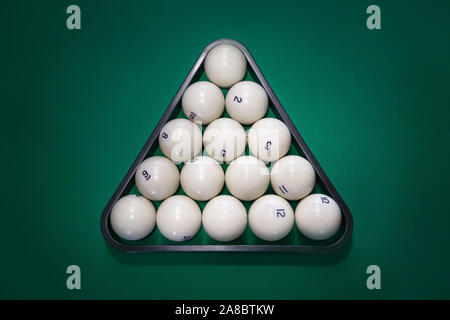 Pyramide de boules blanches avec des numéros pour le russe billard sur une table verte, close-up, vue du dessus. Triangle de boules blanches sur une table de billard Banque D'Images