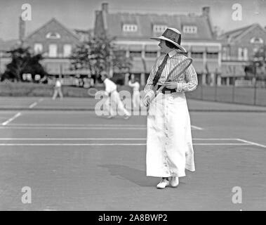 Joueur de tennis femme tournoi de tennis à ca. 1913 Banque D'Images