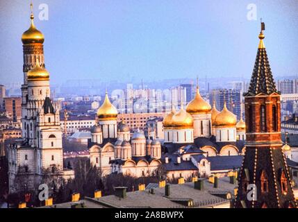 Moscou, Russie. 3 mai, 1988. Vu de l'ensemble des murs du Kremlin, à gauche est le quartier historique de Ivan le Grand clocher, la tour la plus haute du Kremlin. Construit en 1508 sur la place de la cathédrale pour les trois cathédrales orthodoxe russe sans leur propre beffrois---l'hypothèse (la plus proche de la tour), l'Archange et l'Annonciation. Ils sont une partie de Moscow Kremlin Musées. À l'extrême droite est une tour de l'enceinte du Kremlin. Place de la cathédrale dans le Kremlin est populaire auprès des touristes. Credit : Arnold Drapkin/ZUMA/Alamy Fil Live News Banque D'Images