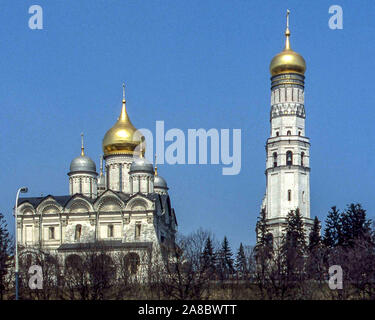 Moscou, Russie. 4 mai, 1988. Vu de l'ensemble des murs du Kremlin, à la droite est l'historique d'Ivan le Grand clocher, la tour la plus haute du Kremlin, construit en 1508 sur la place de la cathédrale. À gauche se trouve la Cathédrale Orthodoxe Russe de l'Archange dédiée à l'Archange Michael, les deux font partie du Kremlin de Moscou des musées. Place de la cathédrale dans le Kremlin est populaire auprès des touristes. Credit : Arnold Drapkin/ZUMA/Alamy Fil Live News Banque D'Images