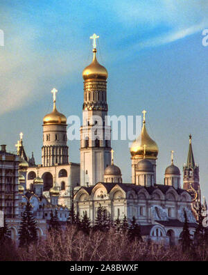 Moscou, Russie. 3 mai, 1988. Vu de l'ensemble des murs du Kremlin, dans le centre gauche est le quartier historique de Ivan le Grand clocher, la tour la plus haute du Kremlin, construit en 1508 sur la place de la cathédrale. Sur la droite se trouve la Cathédrale Orthodoxe Russe de l'Archange dédiée à l'Archange Michael, les deux font partie du Kremlin de Moscou des musées. Place de la cathédrale dans le Kremlin est populaire auprès des touristes. Credit : Arnold Drapkin/ZUMA/Alamy Fil Live News Banque D'Images