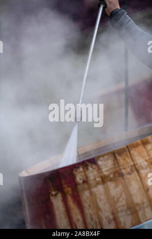 Le mouvement lent du vaporisateur gouttes jaune sur fond noir Banque D'Images